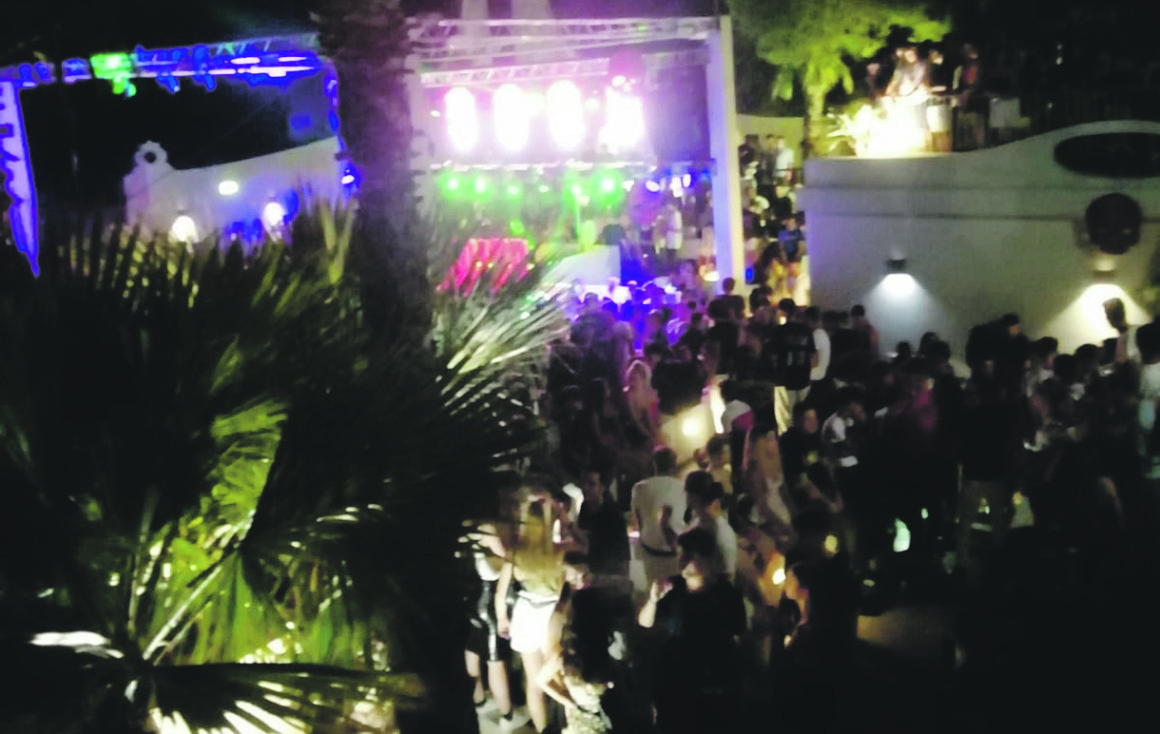 Balli, alcol e risse mentre i padri attendono pazienti: viaggio nella notte in Riviera