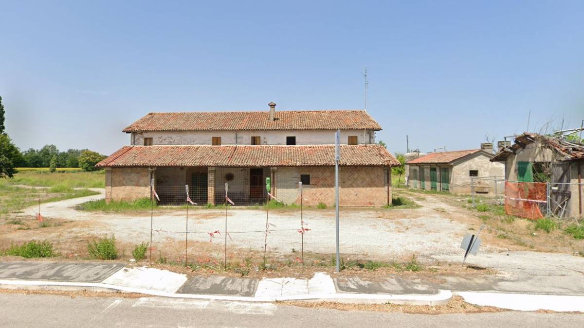 Casolare occupato abusivamente in zona concessionarie, il Comune: Fdi sbaglia, non è un immobile nostro. Serve una denuncia che non c'è