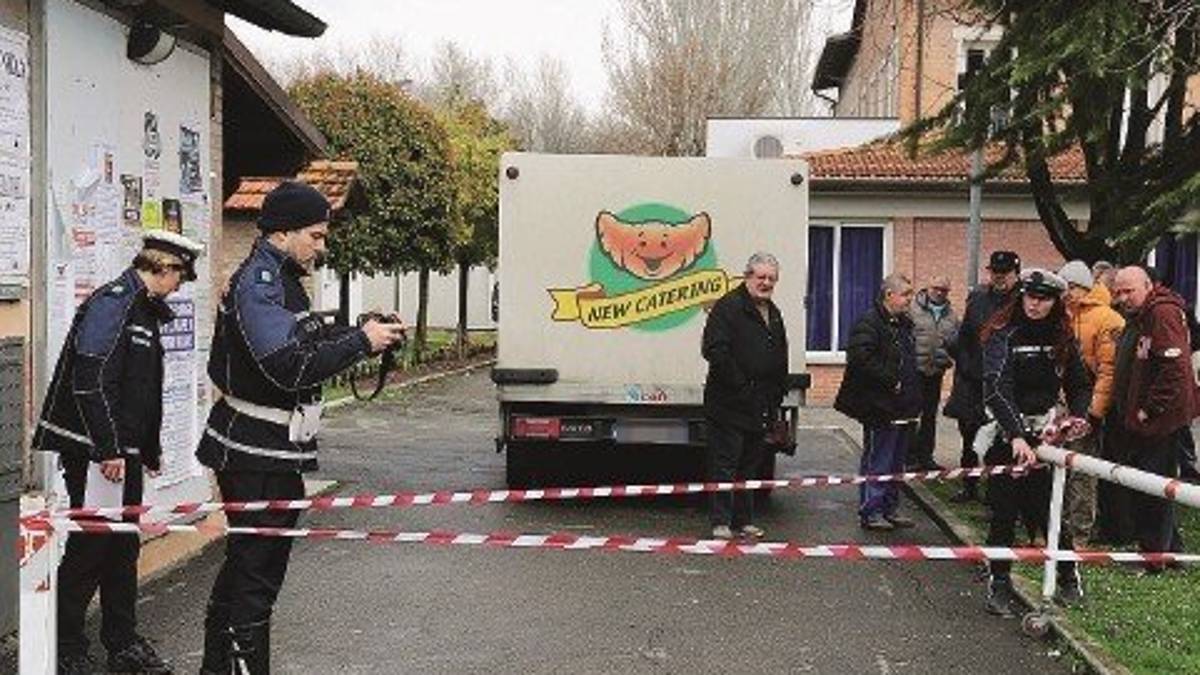 Travolto da furgone in retromarcia: pensionato muore sul colpo