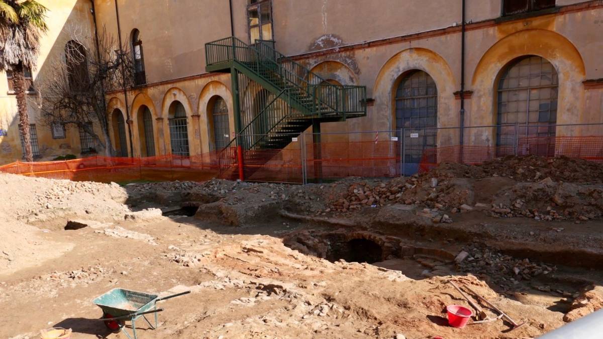 Faenza, dagli scavi in centro emergono un antico forno per la ceramica e un pozzo