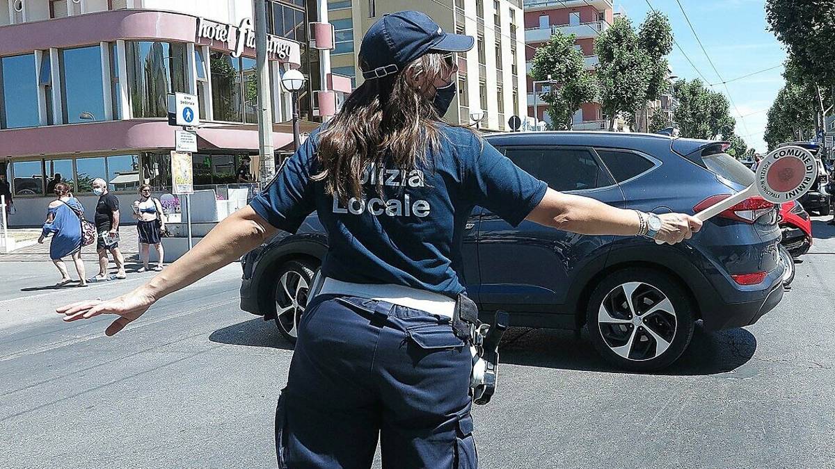Rimini: ubriaco in moto, sorpassa a folle velocità in viale Vespucci