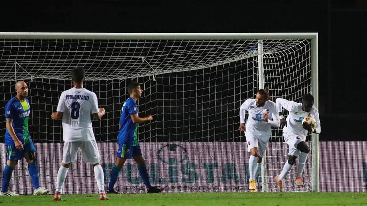 Calcio C, ora l'Imolese è anche... da sfogliare