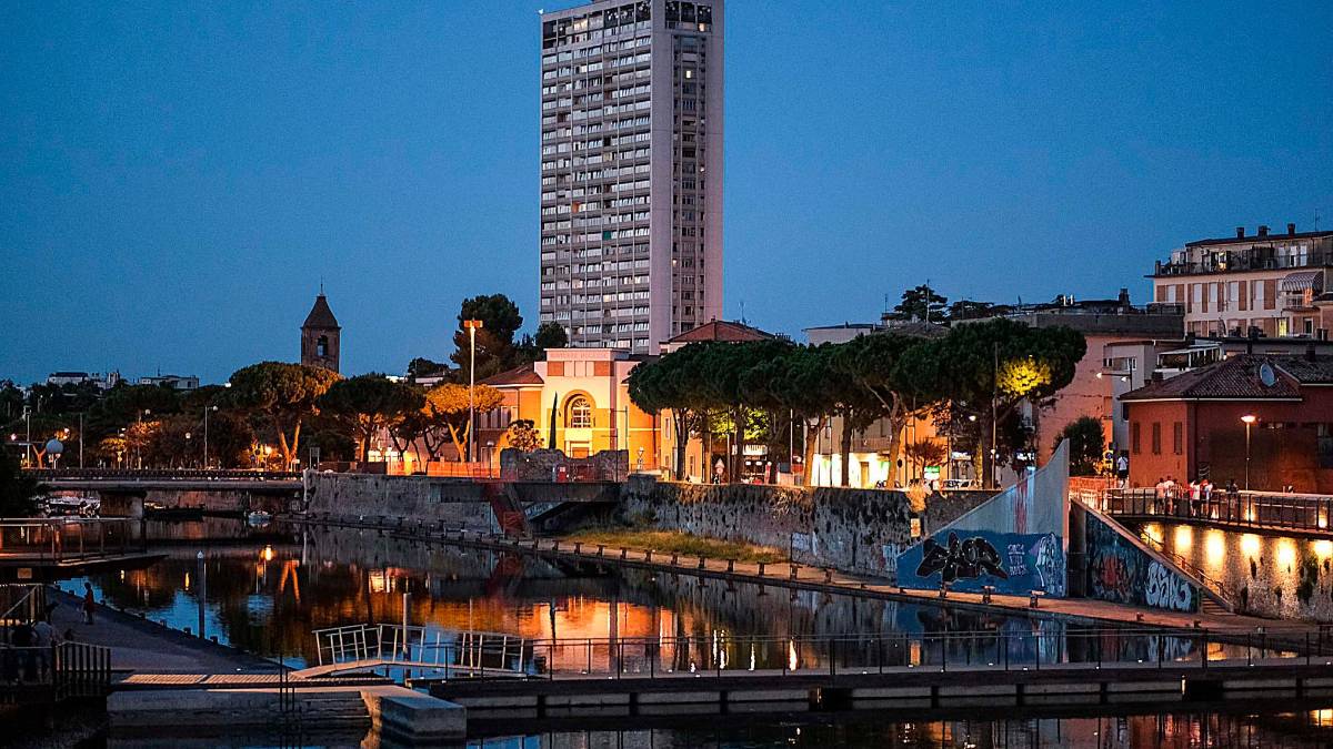 Il grattacielo visto dal ponte di Tiberio