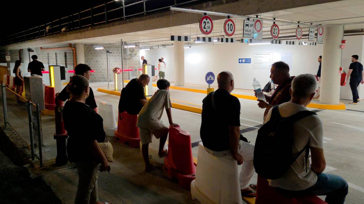 Rimini, falsi allarme nel nuovo parcheggio Marvelli: auto bloccate e gente perplessa VIDEO GALLERY