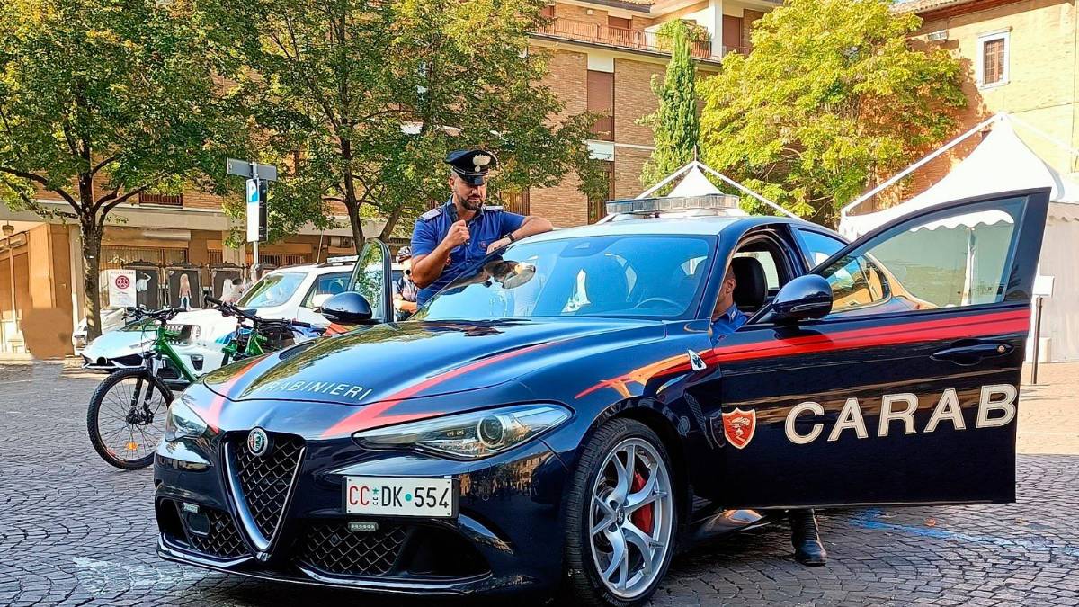 Forlì, molesta i clienti al supermercato e aggredisce i Carabinieri a calci e pugni: arrestato 36enne