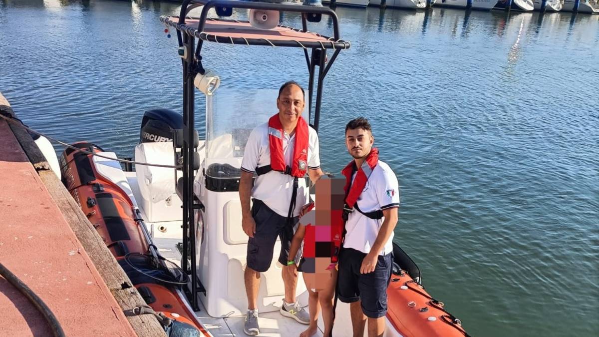 Cervia, cade a due chilometri dalla costa in materassino: salvata bambina di 8 anni