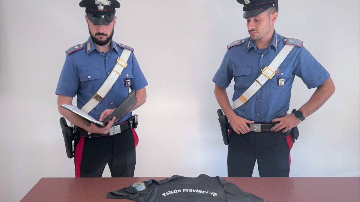 Motociclista riminese sorpreso con una maglia della Polizia Provinciale contraffatta: denunciato