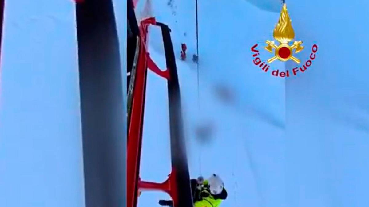 Escursionisti morti sul Gran Sasso, le operazioni di recupero dei Vigili del Fuoco VIDEO