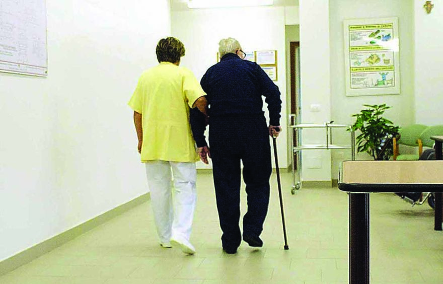 Coronavirus, anziani nelle rsa ancora più isolati