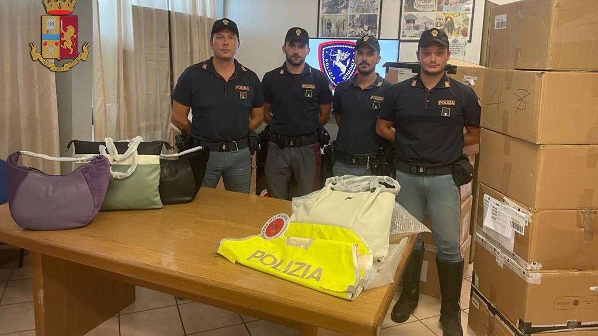 Forlì. Trasporto abusivo di borse di marca nel furgone: merce sequestrata e maxi multa