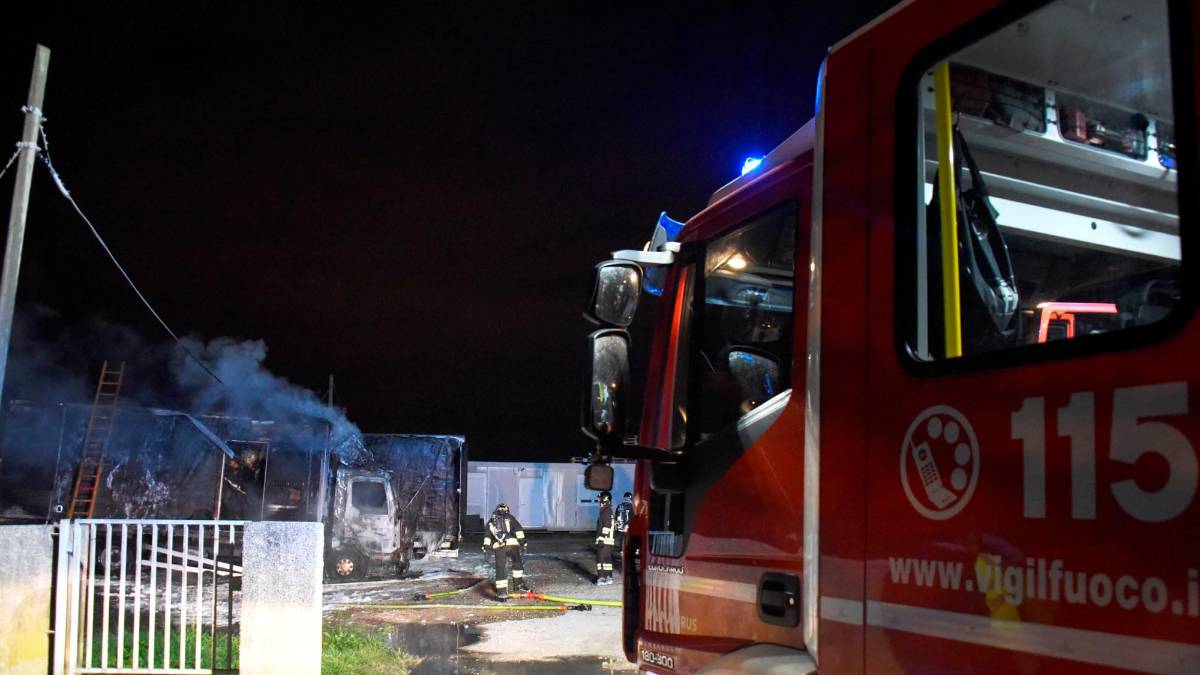 Rimini, incendio nella notte: camion a fuoco in via Verenin Grazia VIDEO GALLERY