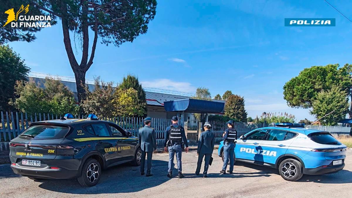 Forlì, fabbricavano divani e poltrone vivendo in fabbrica: per una nota azienda scatta l’amministrazione giudiziaria per caporalato VIDEO