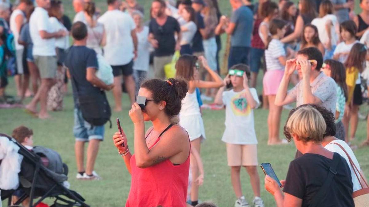Ravenna, in centinaia si ritrovano davanti alla basilica di Classe per l’eclissi di sole: le immagini