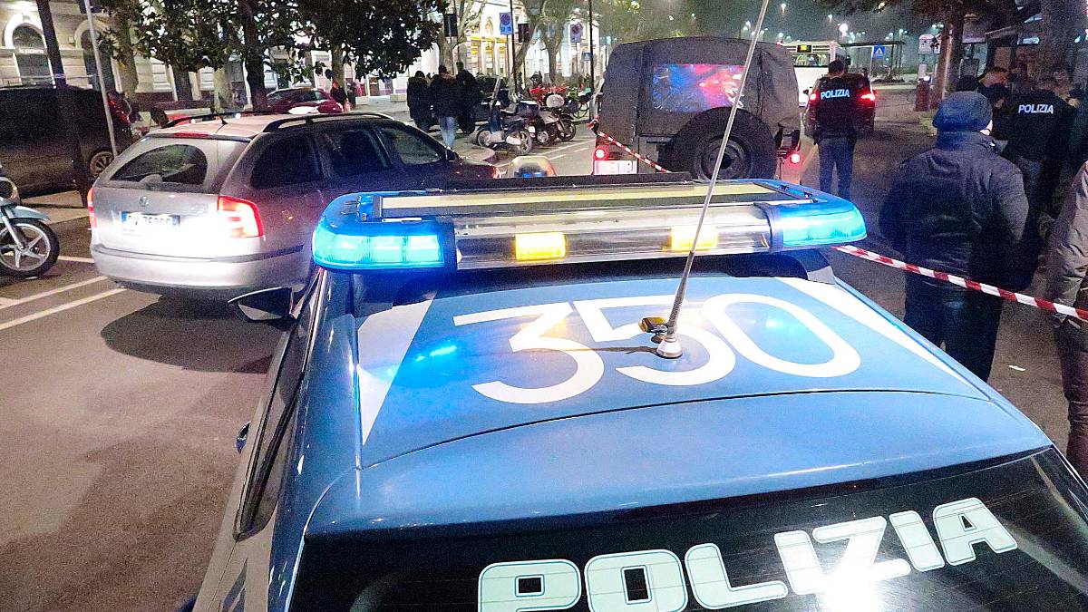 Rimini, rissa a Marina Centro, 3 feriti e un locale devastato: 7 denunce