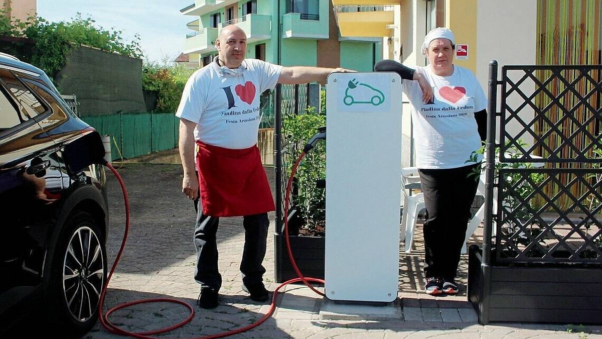 Longiano, la piadina... ti dà la carica: i gestori comprano una colonnina per le auto elettriche