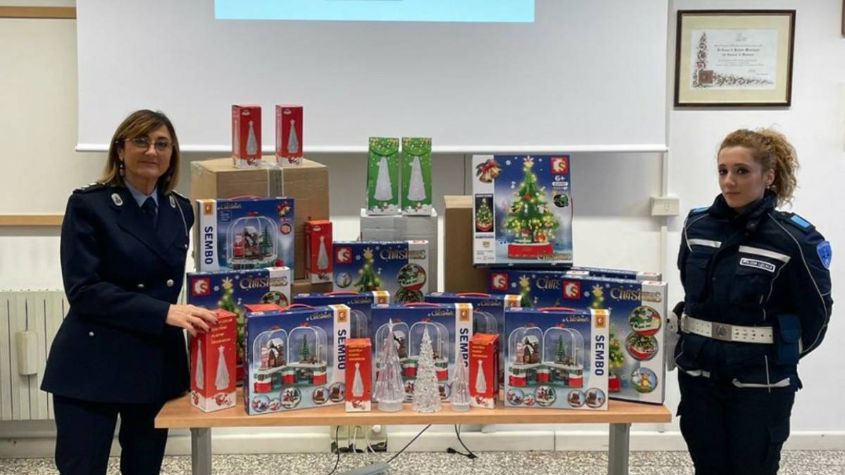 Ravenna, dagli alberi di Natale ai presepi: la polizia sequestra 350 articoli pericolosi