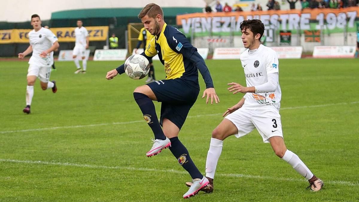 Calciomercato, il Ravenna ufficializza Cesaretti in attacco