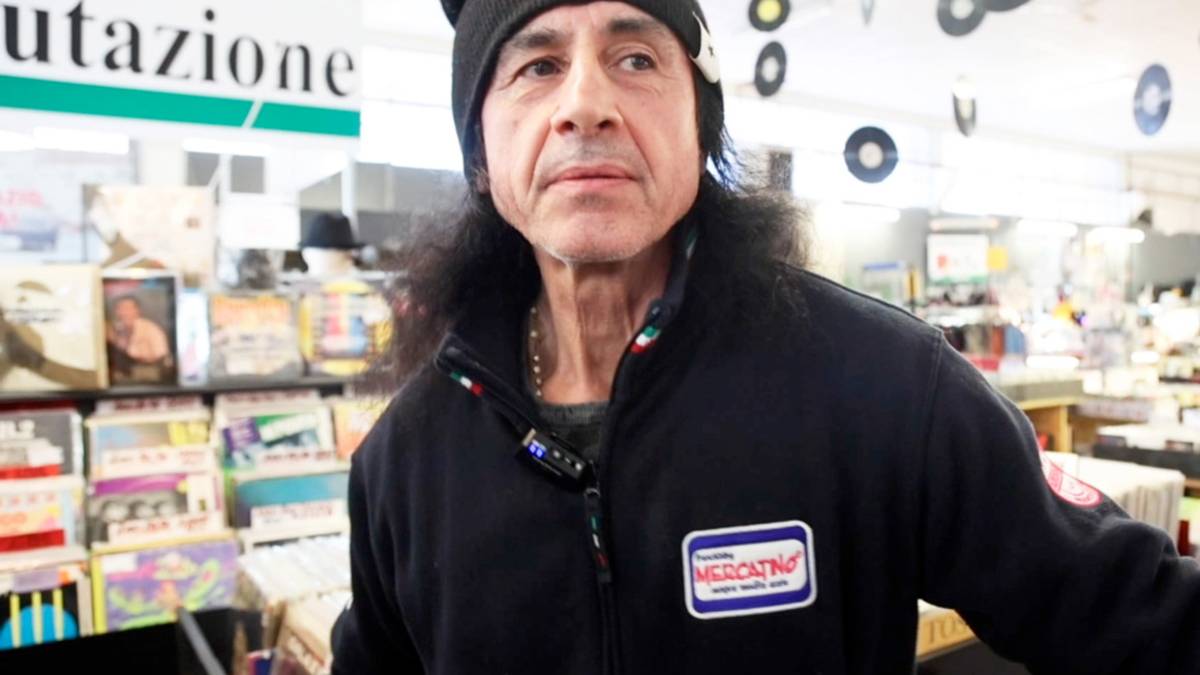 Marco Moda, da dj a custode dei ricordi in musica: Al Mercatino i dischi in vinile affascinano i giovani
