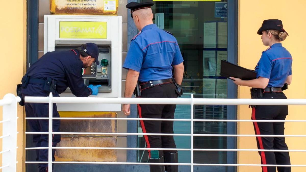 Imola, stanno per fare esplodere il Postamat: l’arrivo dei Carabinieri mette in fuga i ladri