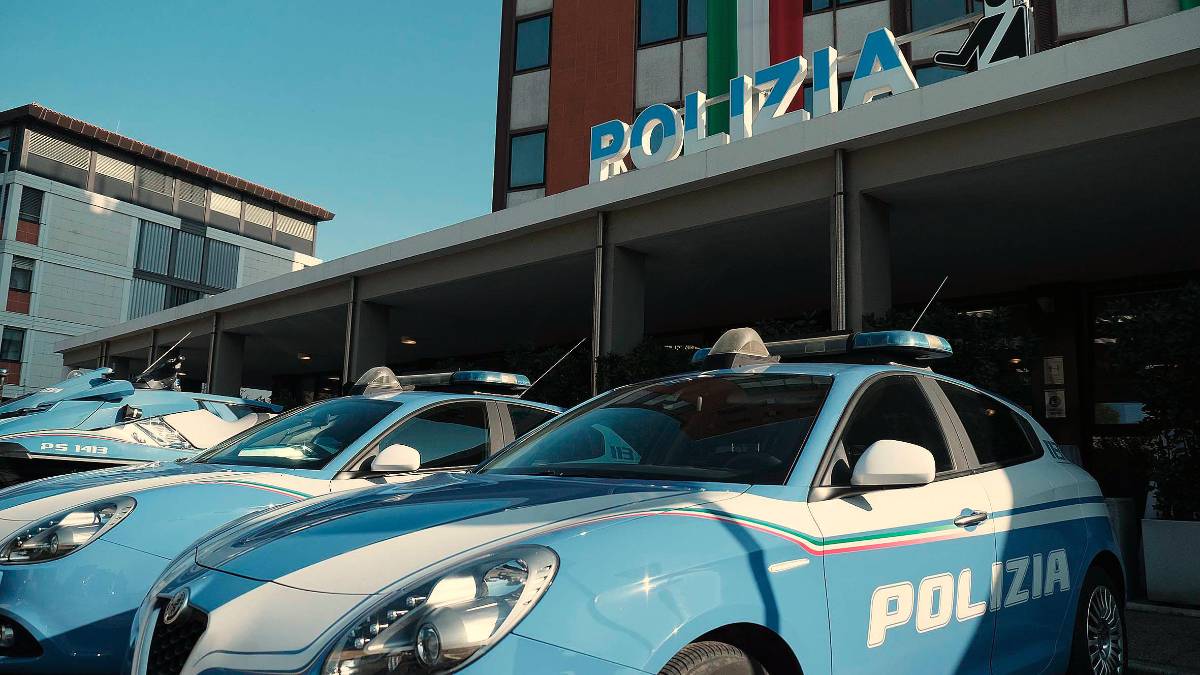 Rimini. Aggredisce due giovani in strada poi in Questura colpisce i poliziotti
