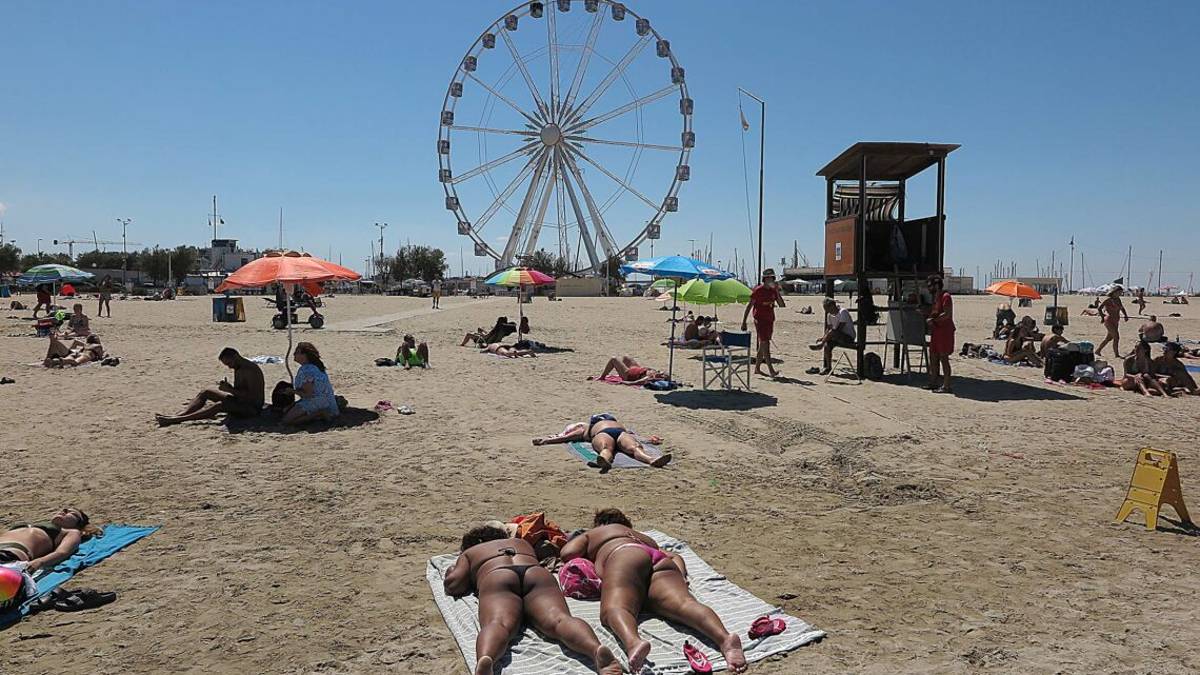 Spiaggia libera di Rimini: boom di bagnanti ma distanziati