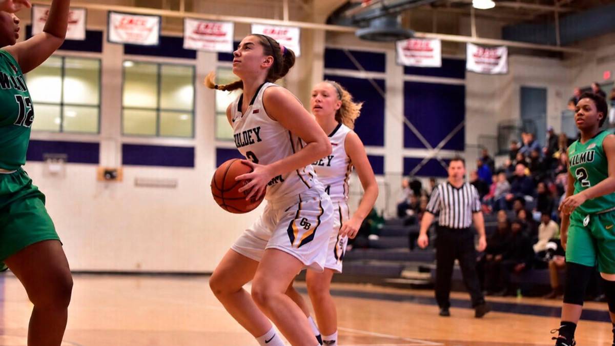 Margherita Giubilei mentre gioca a basket negli Usa