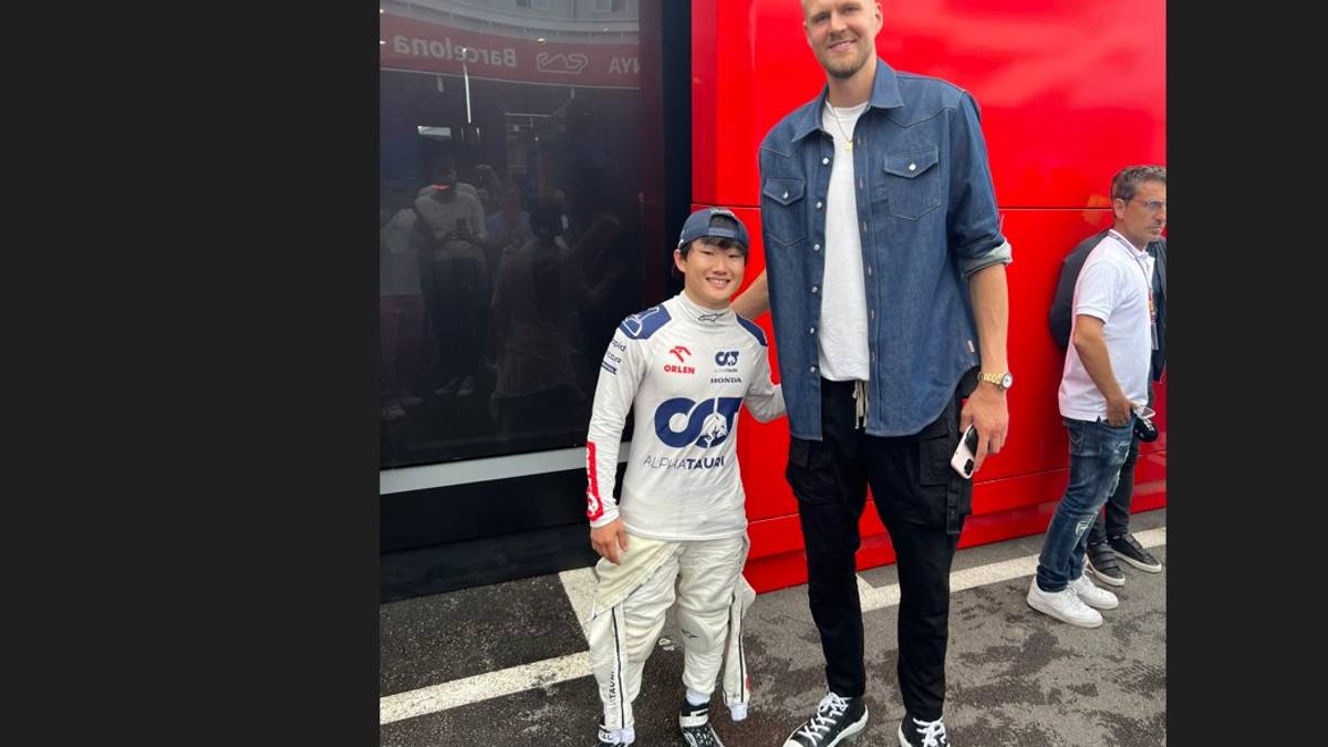 Il gigante del basket Nba e il pilotino: il faentino d'adozione Tsunoda accanto a Porzingis