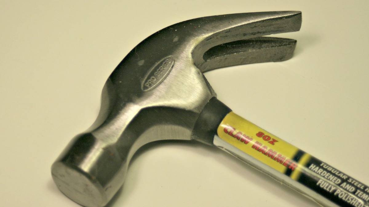 Ravenna, una donna prende a martellate il distributore di sigarette