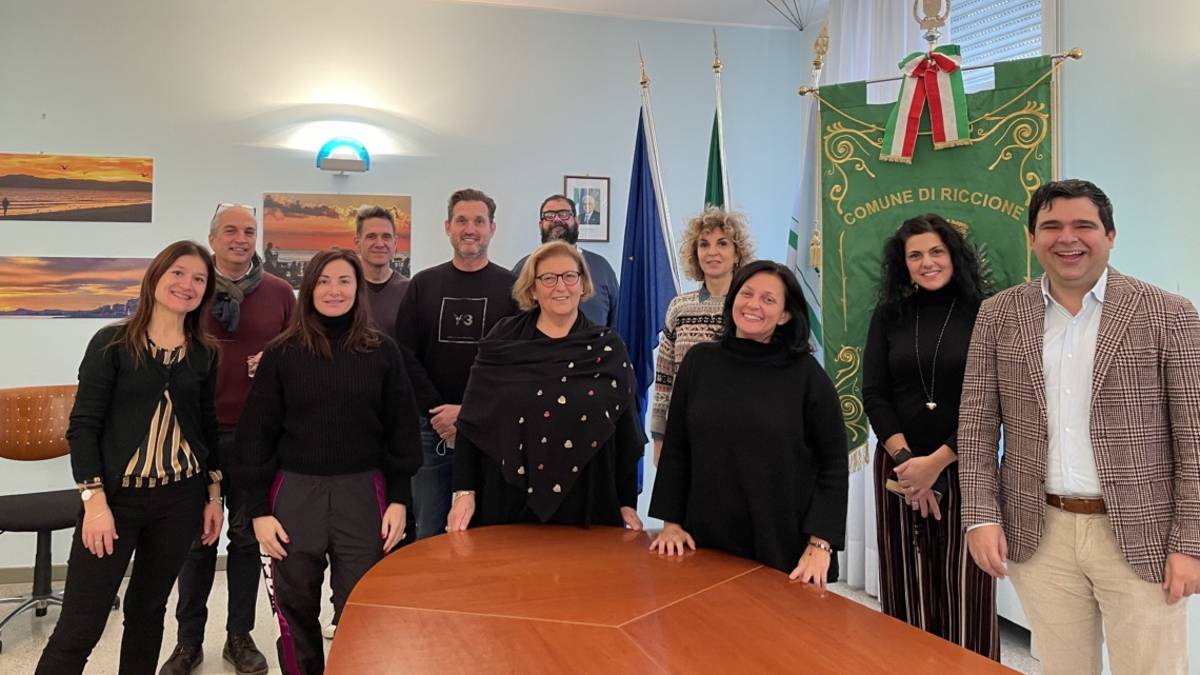 Riccione, la storica segretaria va in pensione. La sindaca: Sei stata quasi una mamma