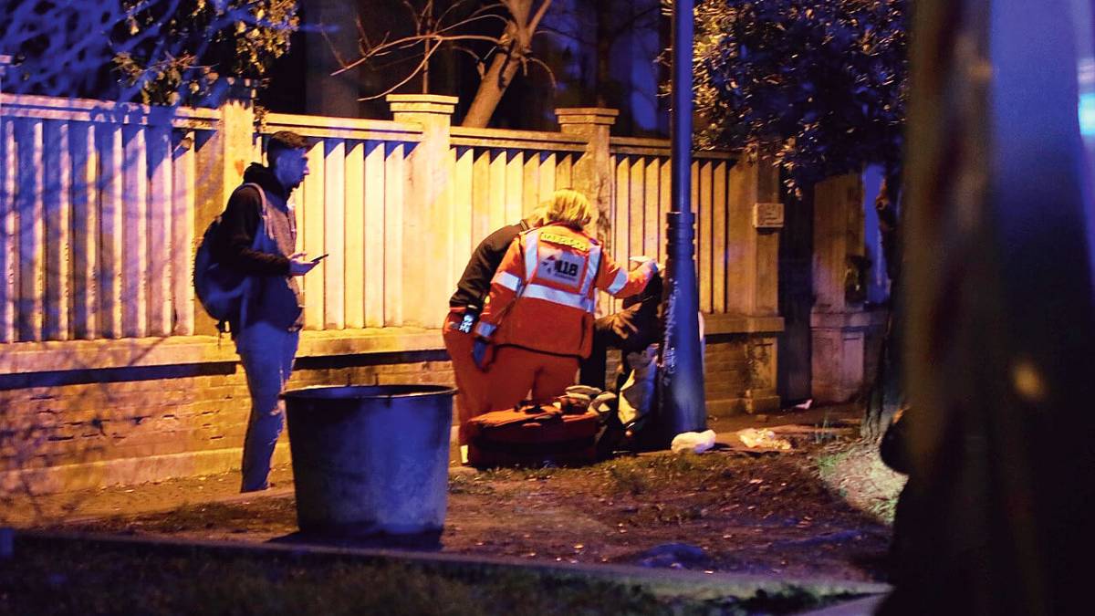 Litigio in zona stazione a Cesena, in due si prendono a sassate