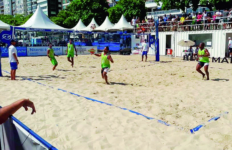 Rimini, in spiaggia i fenomeni brasiliani del Footvolley