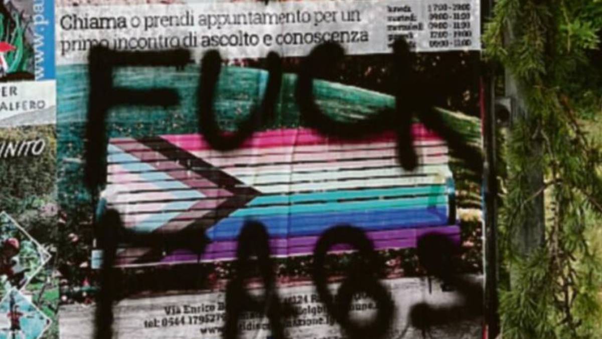 Ravenna. Scritte omofobe al Centro Lgbt+, la condanna del Comune: Offendono i nostri valori