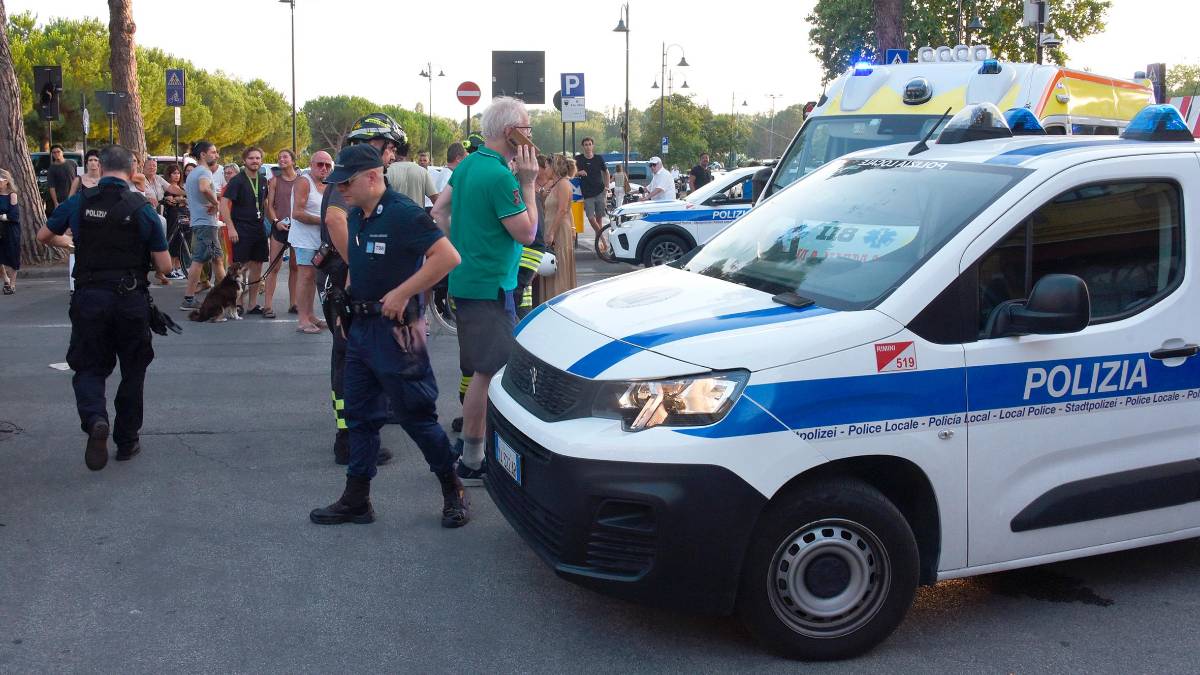 Rimini, si schianta contro tre auto nel Borgo San Giuliano: 5 persone ferite VIDEO GALLERY