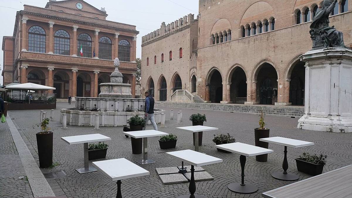 Il Comune di Rimini paga le luminarie al posto degli esercenti