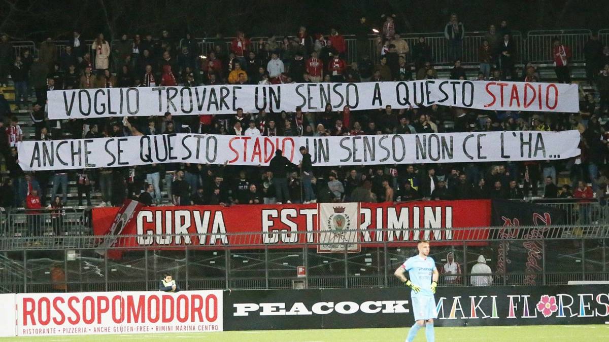Vasco Rossi a Rimini, la protesta dei tifosi: La curva resta lontana dal campo