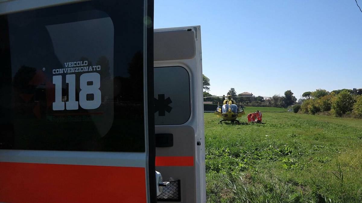 Faenza, schiacciato dal trattore mentre sradica un albero. Muore 67enne