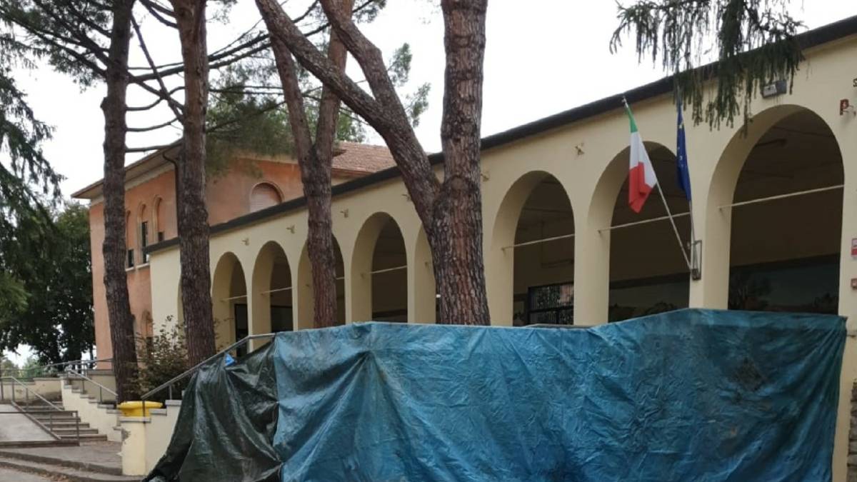 Forlì: dopo tre alluvioni, la scuola elementare viene imbrattata dai no vax - Gallery