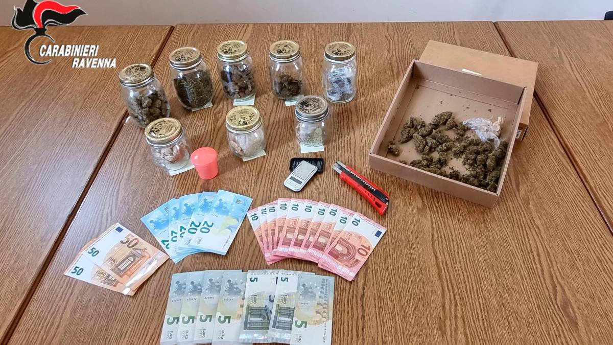 Fusignano, droga nascosta persino nel frigorifero: arrestato un 64enne