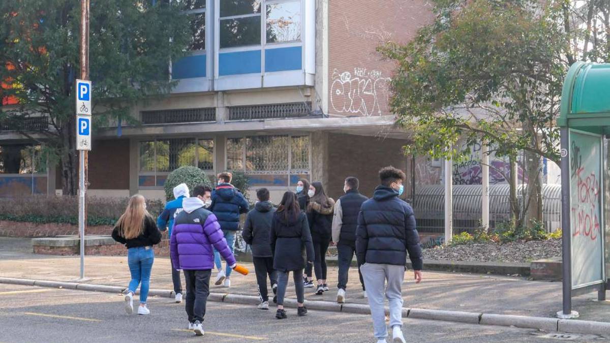 Covid, Imola e il vuoto normativo sui docenti a scuola