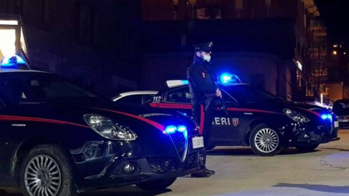 Rimini, ubriaco e drogato si schianta contro un albero