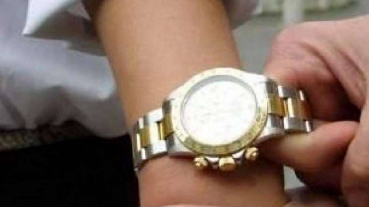 Strappa il Rolex a turista e fugge a Cervia. Blocato dai passanti