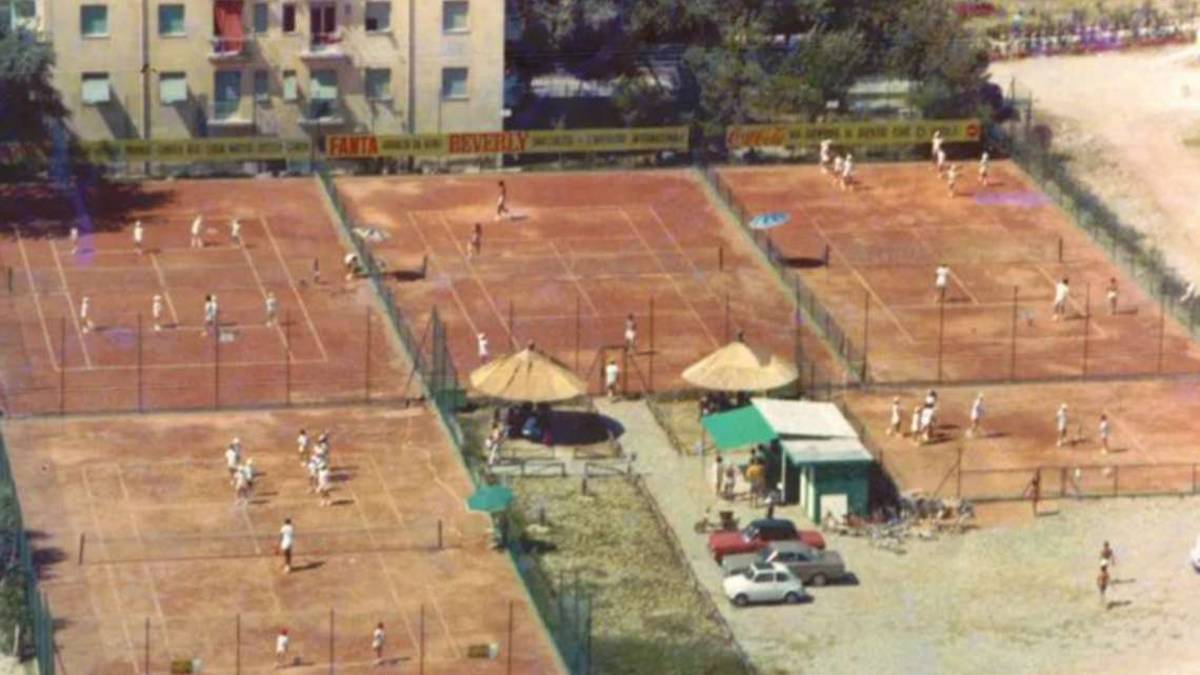 Milano Marittima, parcheggio al posto dei campi da tennis amati da Walter Chiari