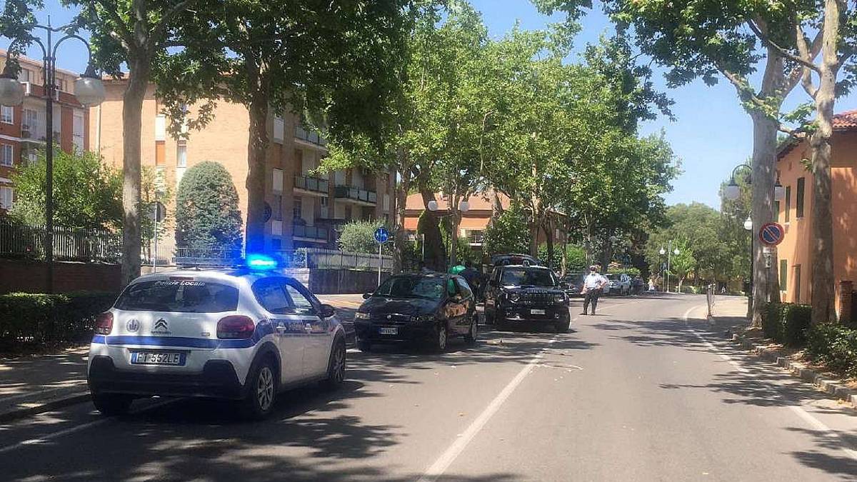 Travolta da un'auto mentre attraversa la strada col marito