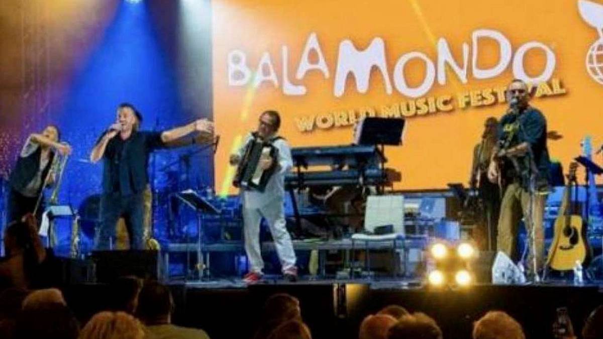 Balamondo in piazza a Ravenna con Mirko Casadei