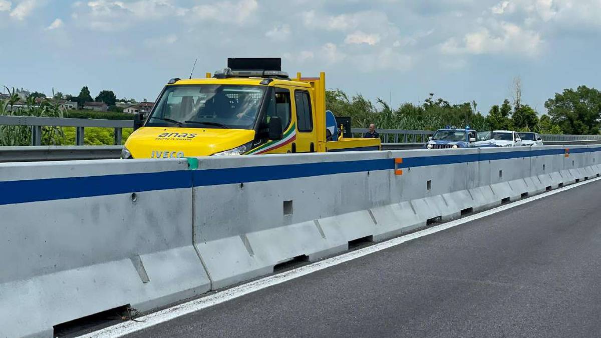 Cesena, esplode pneumatico della moto in E45: motociclista ferito