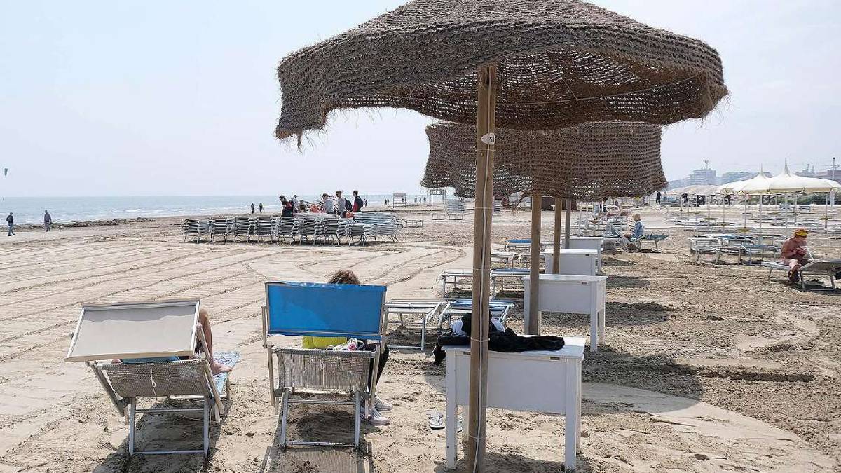 Rimini, chiedono un ombrellone e sono in 15: viaggio tra i cafoni della spiaggia