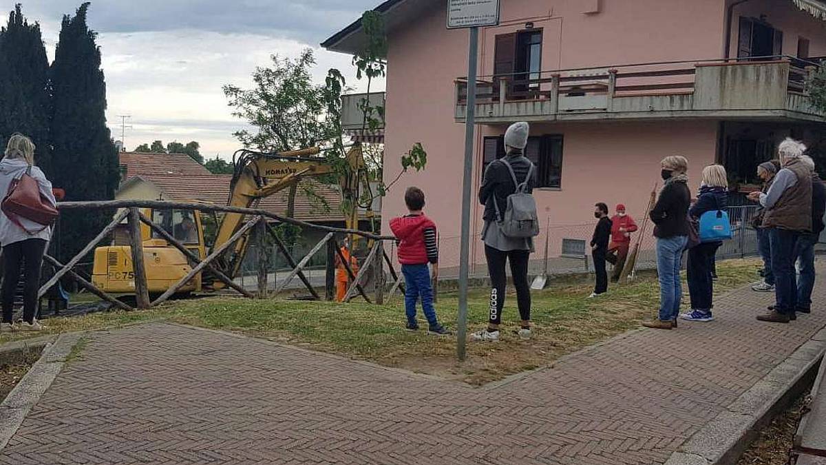 Longiano, piantato albero di 4 metri per ricordare Pippo