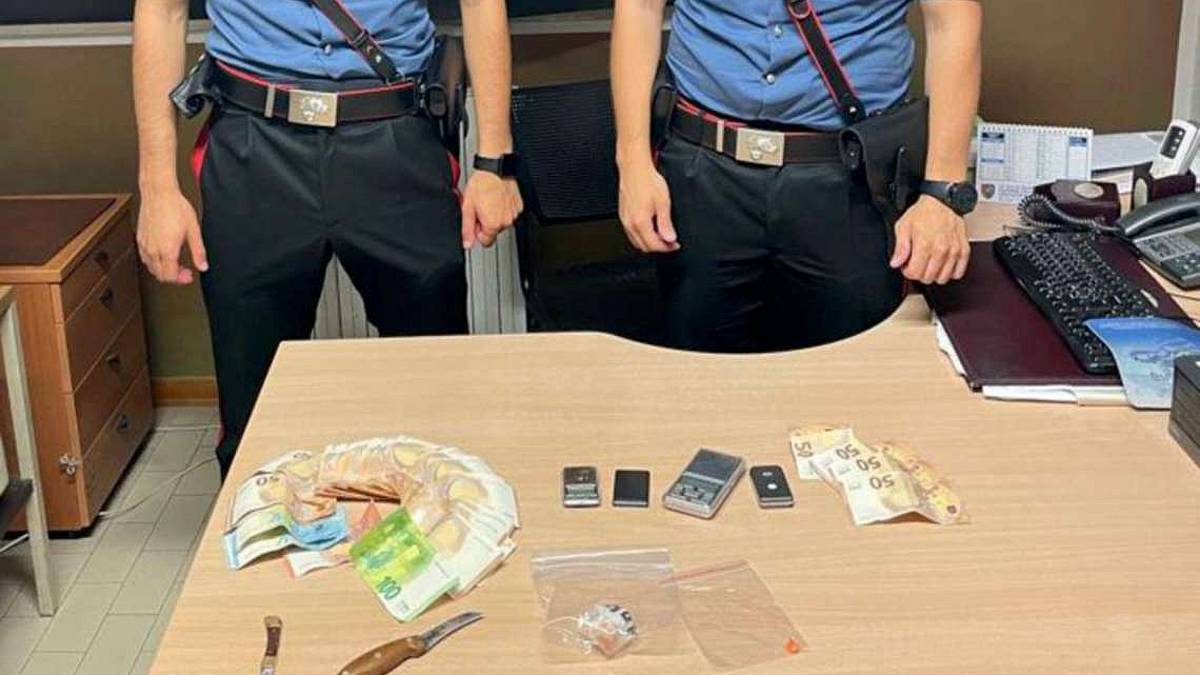 Rimini, si cosparge di sabbia per mimetizzarsi e rubare in spiaggia
