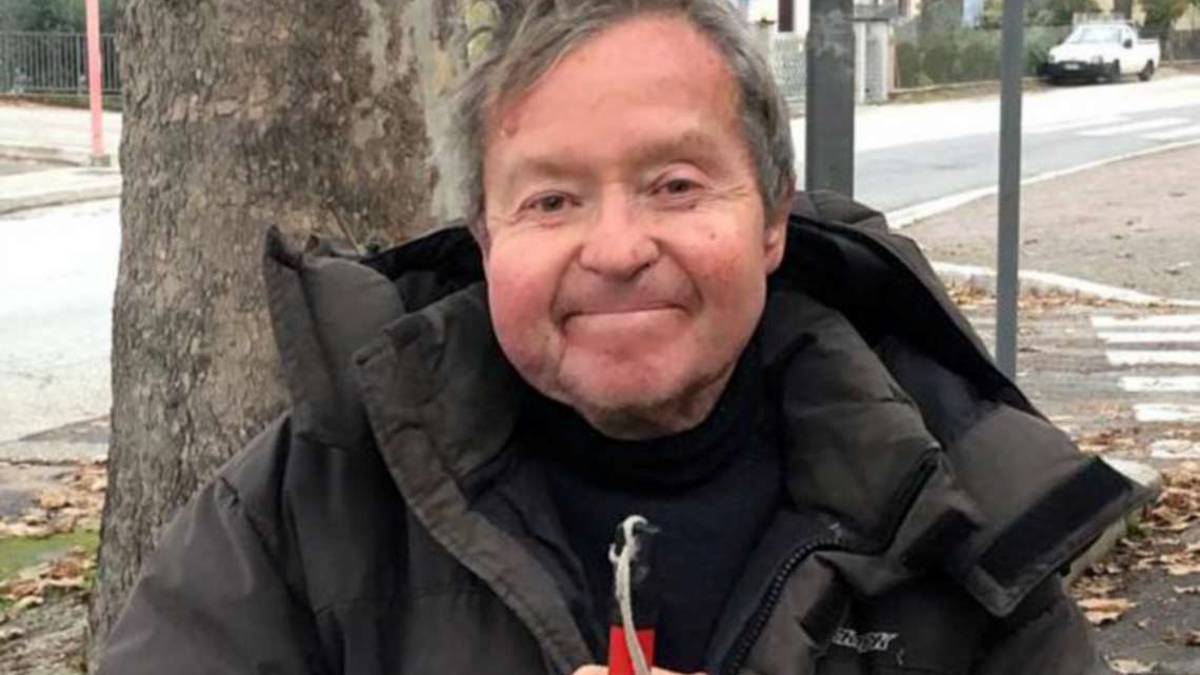 Volontario spazza ogni mattina nella frazione di Cesena dove vive: Grazie a lui Martorano è più pulita