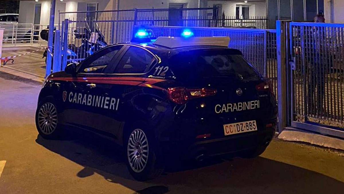 Riccione, in quattro aggrediscono 2 turisti: due in manette